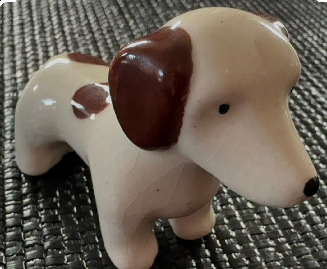 Schattig keramisch vintage  teckel beeldje, Verzamelen, Beelden en Beeldjes, Verzenden, Gebruikt, Dier