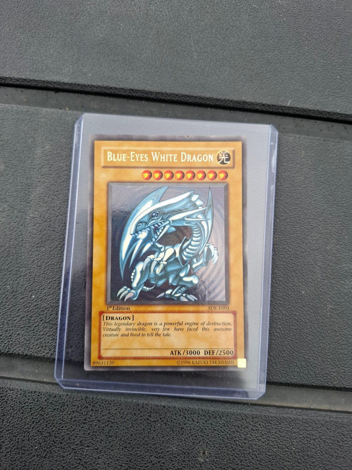 blue-eyes white dragon sdk-e001 1ste edition, Hobby en Vrije tijd, Verzamelkaartspellen | Yu-gi-Oh!, Ophalen of Verzenden