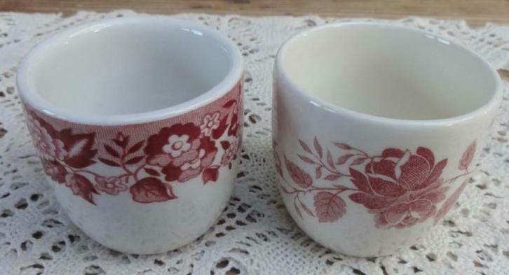 2 eierdopjes bordeaux rood bloemen motief met mankementje, Huis en Inrichting, Gebruikt, -, -, Overige typen
