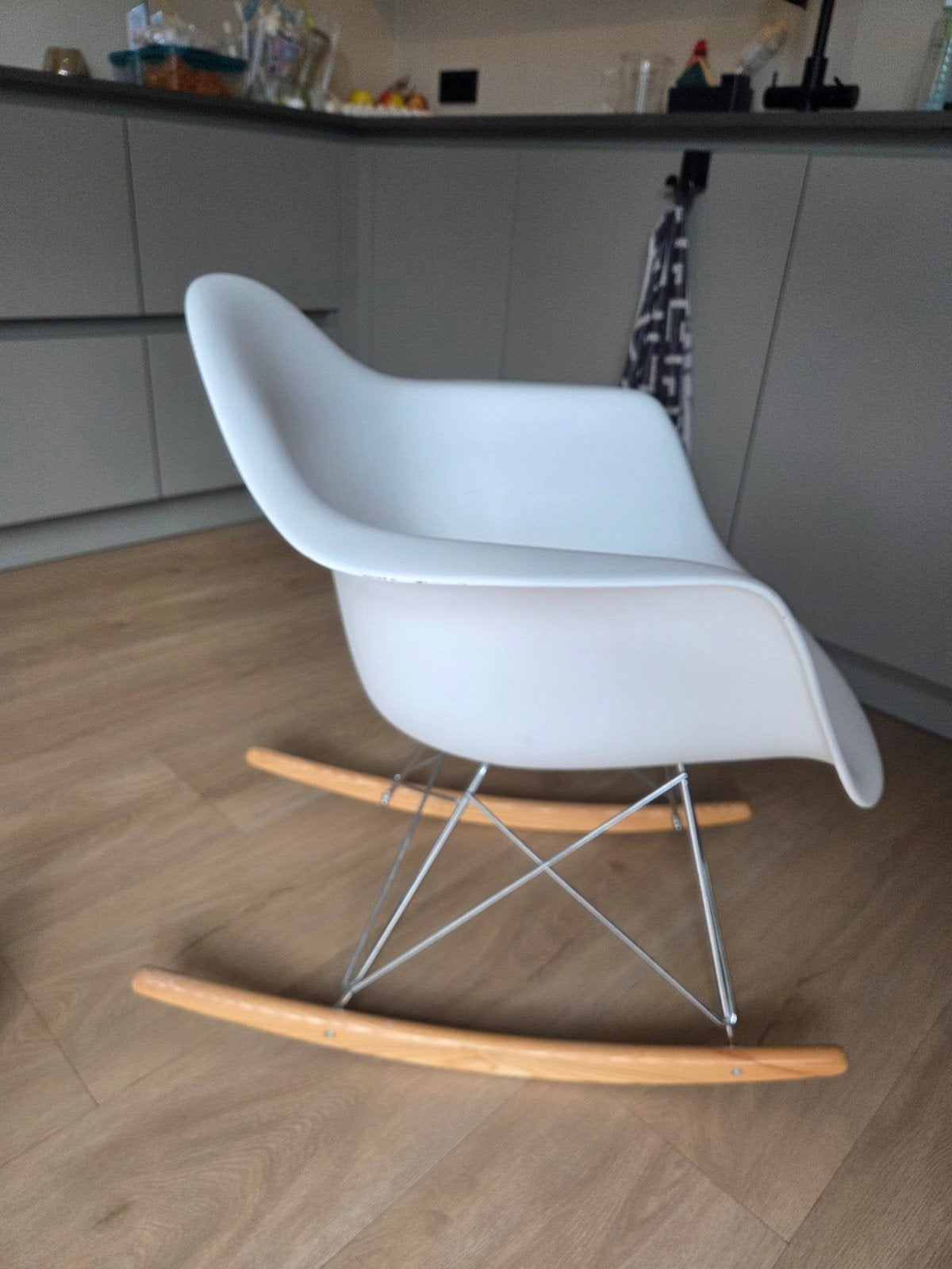 Witte schommelstoel in Eames stijl, Hout, Wit, Ophalen of Verzenden, Eén