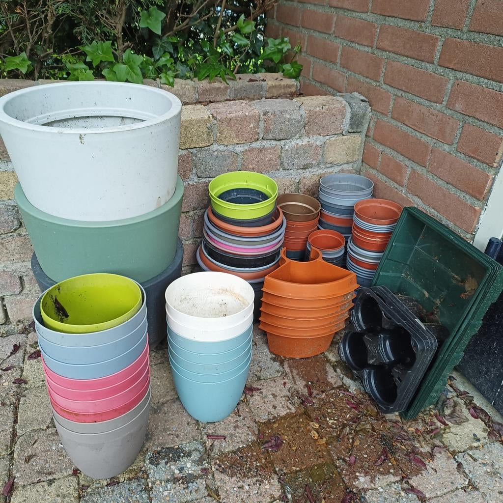 Kunstof en plastic bloempotten. TEAB., Ophalen, Kunststof, Rond, Minder dan 40 cm