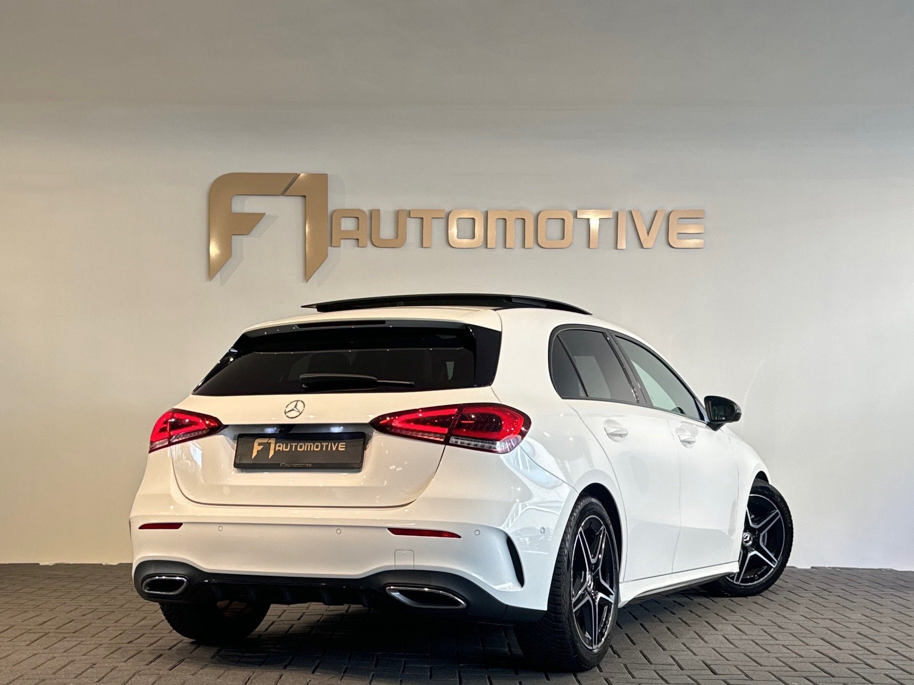 Mercedes-Benz A-klasse 200 AMG Night Pano|Sfeer|CarPlay|Came, Auto's, Dealer onderhouden, Gebruikt, 4 cilinders, Automatische klimaatregeling