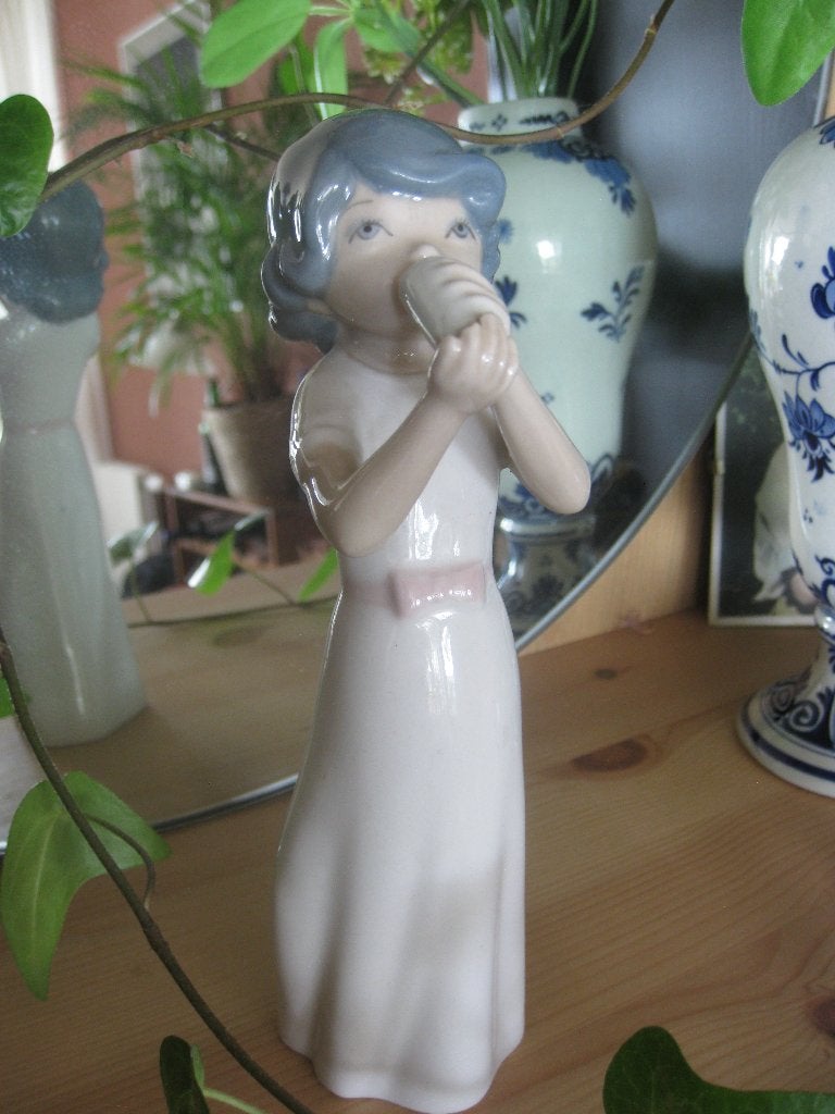 Vintage porseleinen beeldje van meisje, Casades, Verzamelen, Beelden en Beeldjes, Ophalen of Verzenden, Zo goed als nieuw, Mens