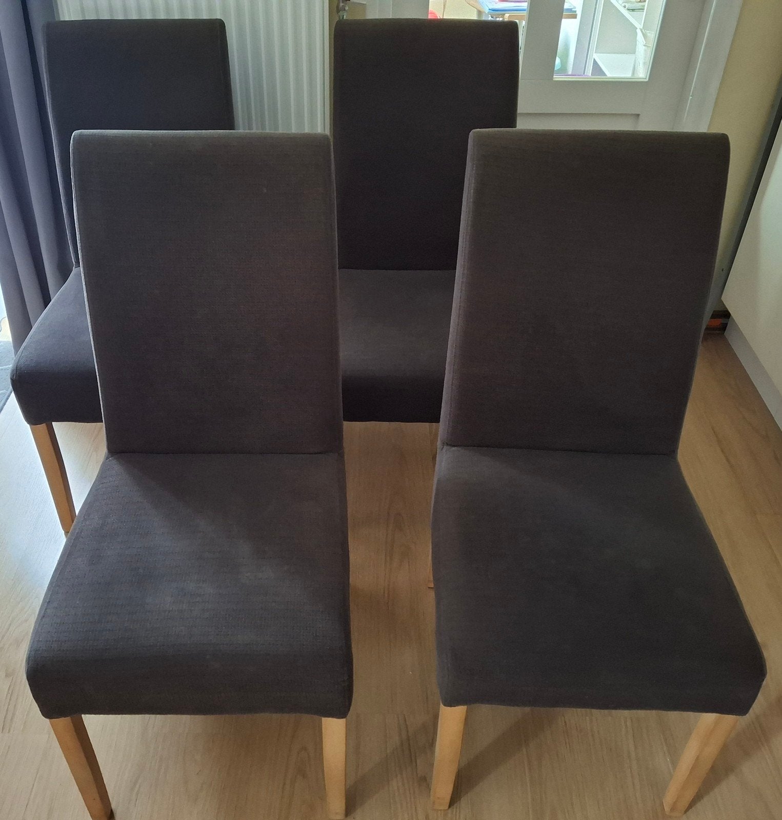 4 donkergrijze eetkamerstoelen met gebruikerssporen, Ophalen, Hout, Gebruikt, Vier