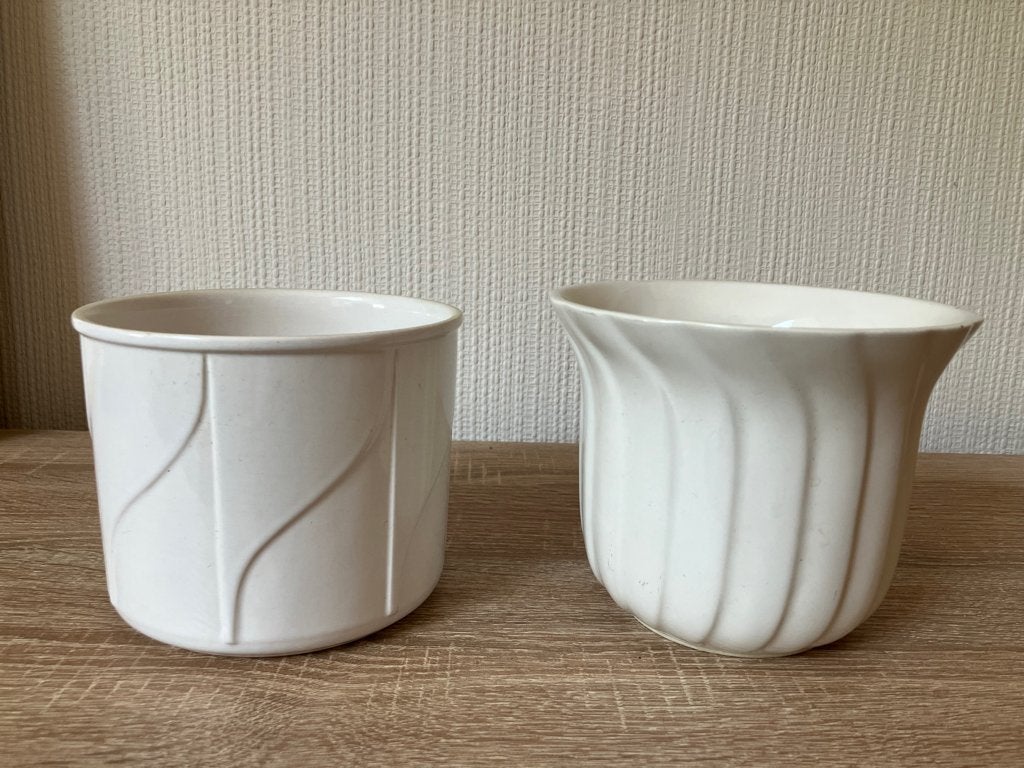 2 witte bewerkte Bloempotten, Gebruikt, Rond, Binnen, Ophalen of Verzenden