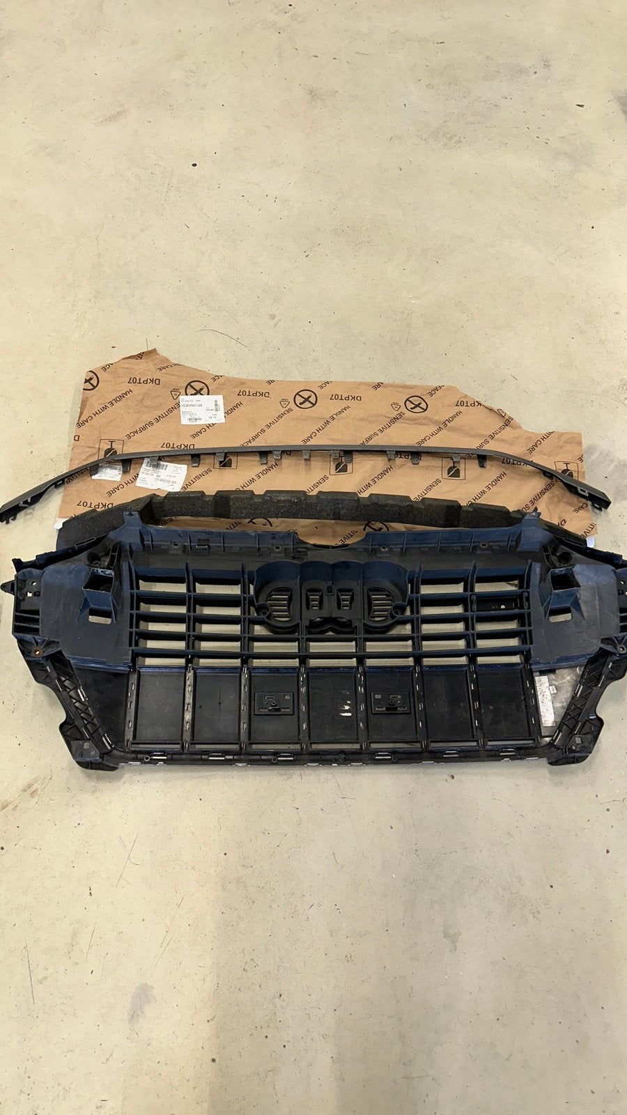 AUDI Q3 F3 83A SLINE GRILL LIJSTING KAPJES LIJST KAP GRIL, Auto-onderdelen, Ophalen, Links, Audi, Bumper