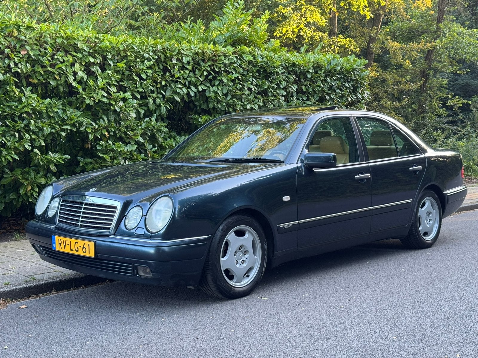 Mercedes-Benz E 2.0 E200 Sedan avangarde  AUT 1997 Zwart, Auto's, Automaat, 1998 cc, 4 cilinders, Zwart
