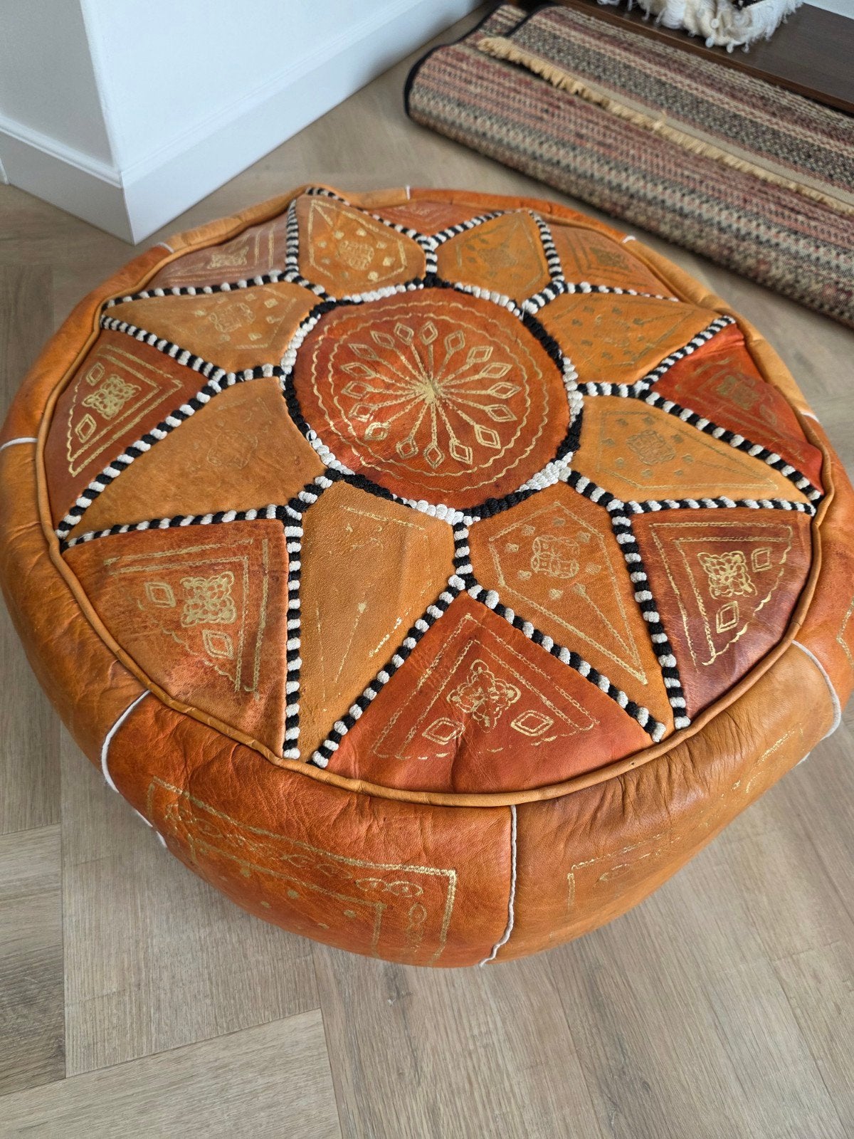 lederen poef 54 cm diameter 23 cm hoogte, Ophalen of Verzenden, Zo goed als nieuw, 50 tot 75 cm, 50 tot 75 cm