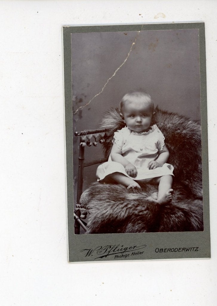 E9; Antieke CDV foto van baby op bontkleed, met knik, Gebruikt, Foto, Ophalen of Verzenden, Voor 1940