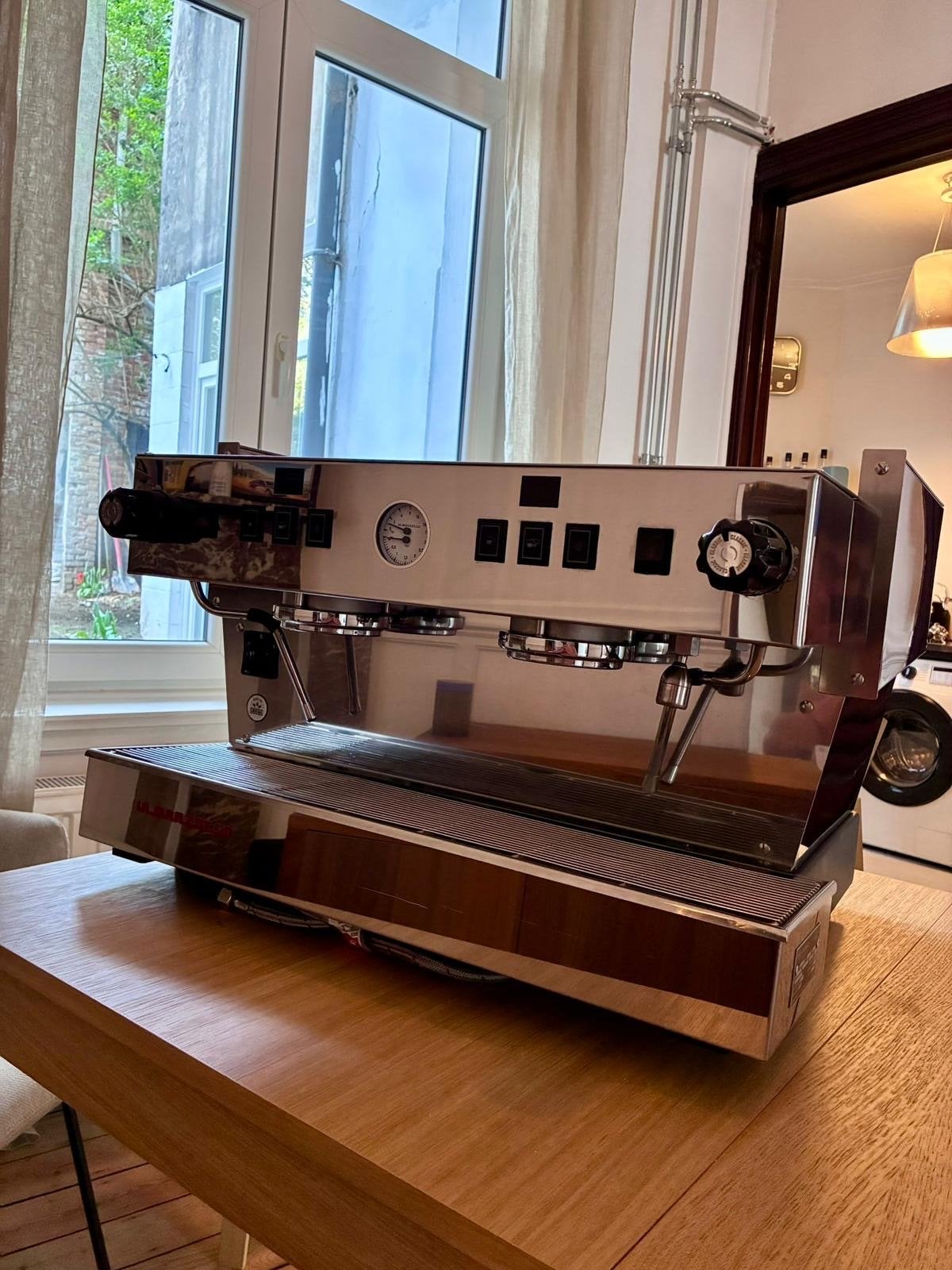 La Marzocco Linea Classic S 2AVLC Espressomachine, Afneembaar waterreservoir, Espresso apparaat, 10 kopjes of meer, Zo goed als nieuw