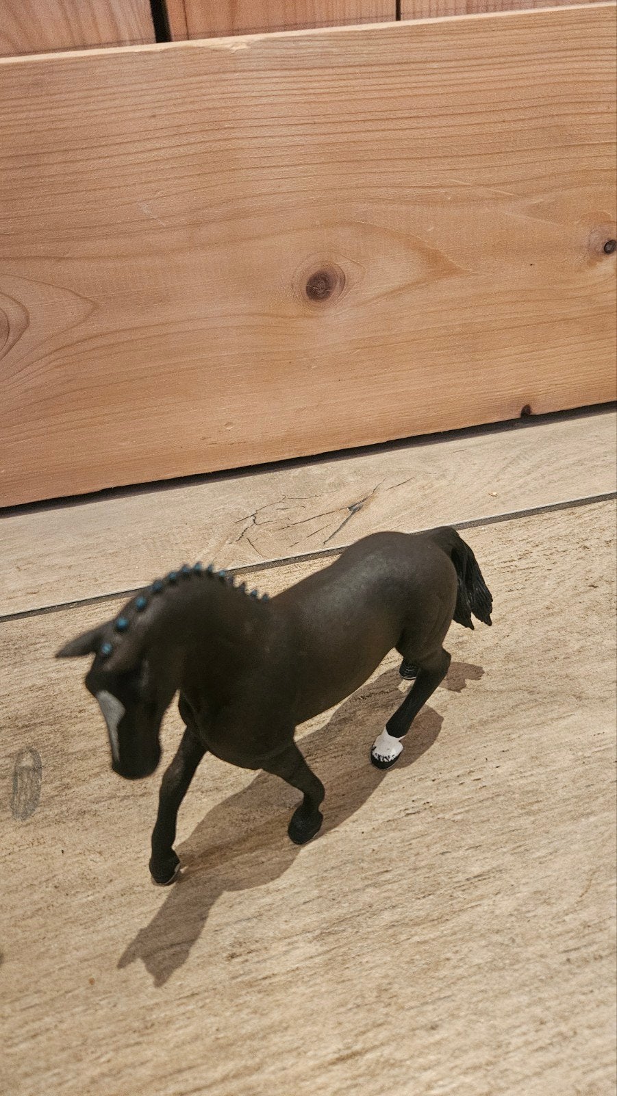 Schleich paard - Zwart met witte bles en blauwe manen, Ophalen of Verzenden, Zo goed als nieuw