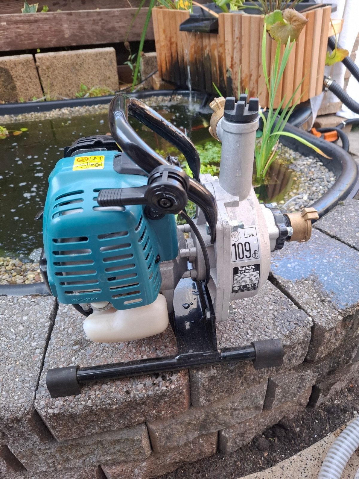 Makita EW1050H Benzine Waterpomp met Slangen, Ophalen