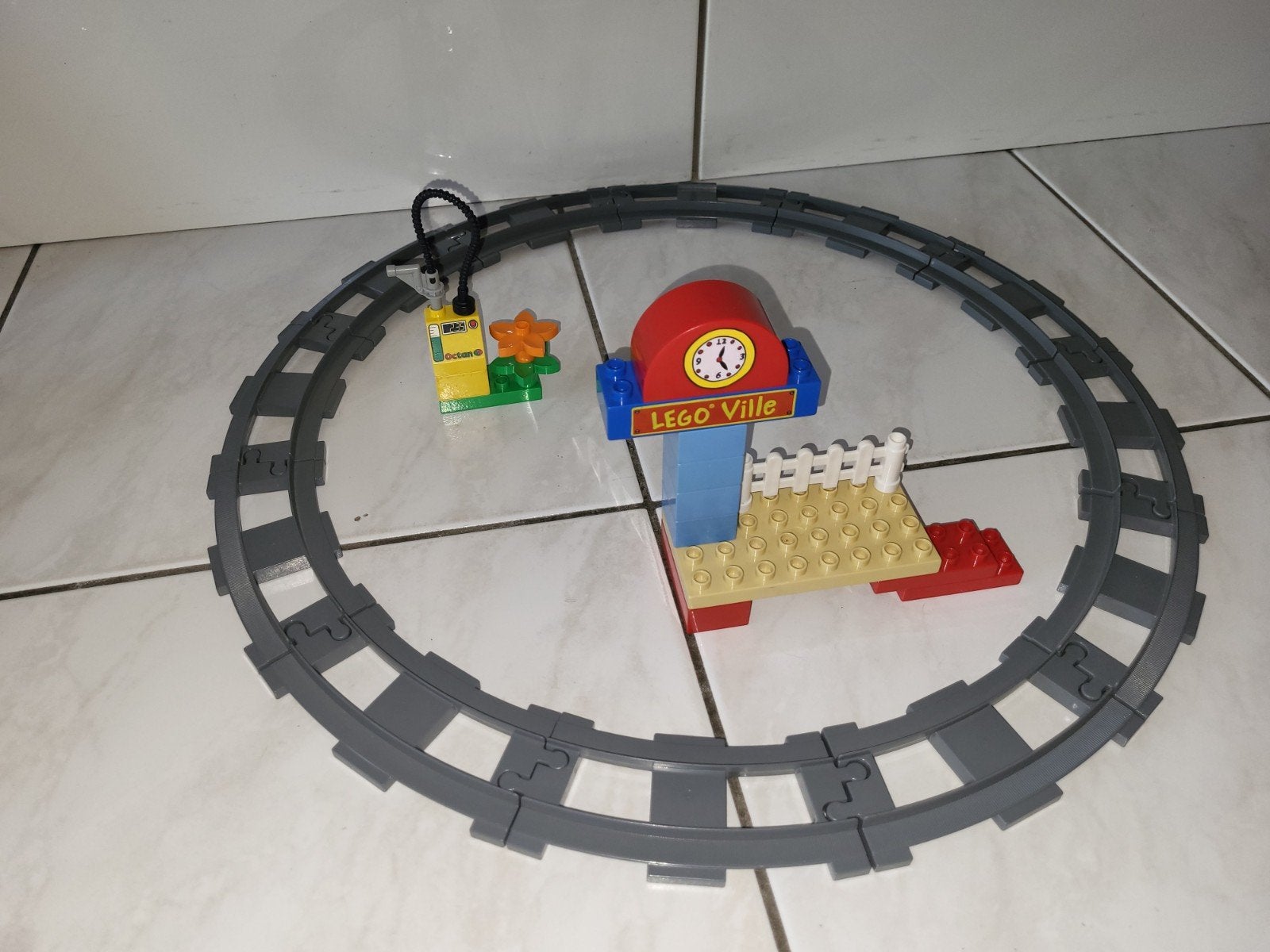 Duplo rails met station voor bij de trein, Gebruikt, Ophalen of Verzenden, Duplo, Duplo