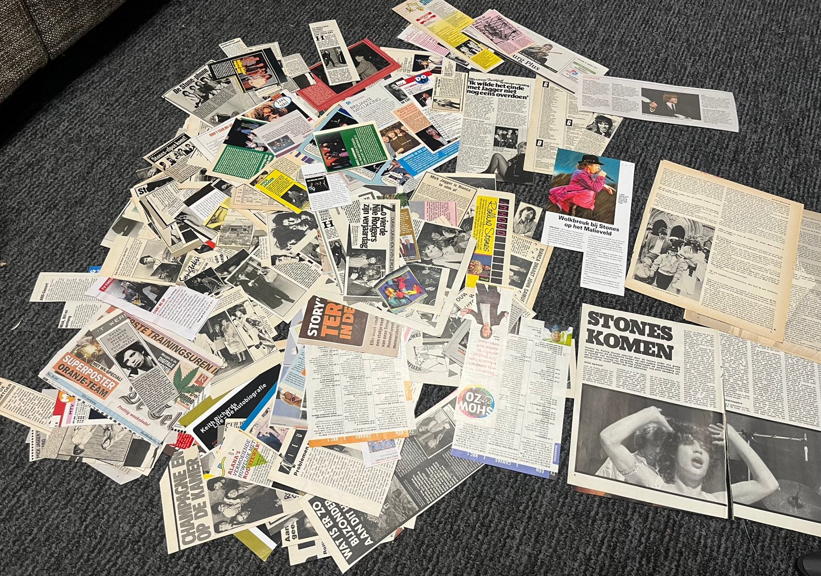 FOTO UPDATE Grote stapel Rolling Stones items, Verzamelen, Tijdschriften, Kranten en Knipsels, Tijdschrift, 1980 tot heden, Verzenden