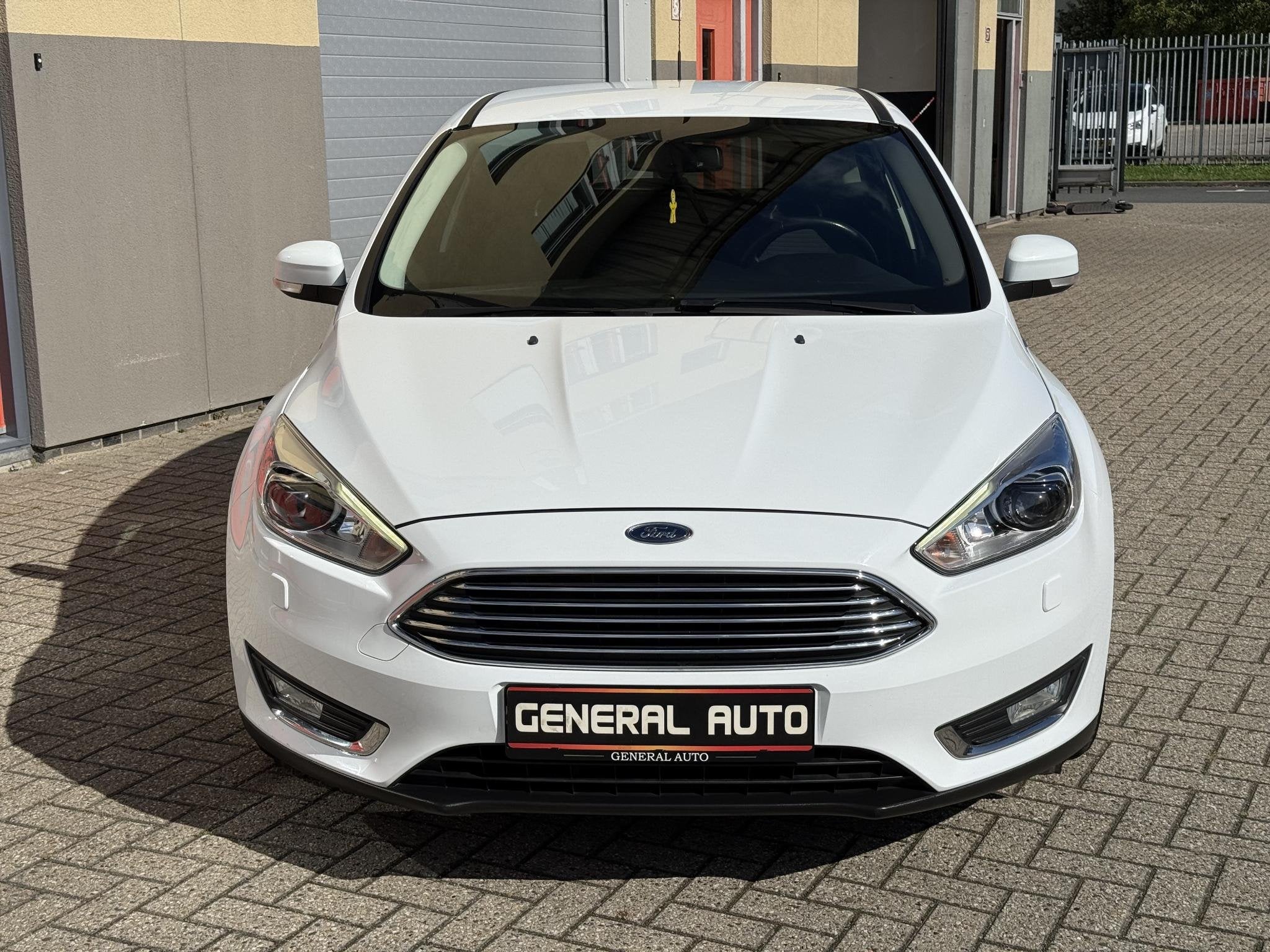 Ford Focus Hatchback 1.0 Titanium Automaat, Trekhaak,, Auto's, Gebruikt, Wit, Bedrijf, 1216 kg