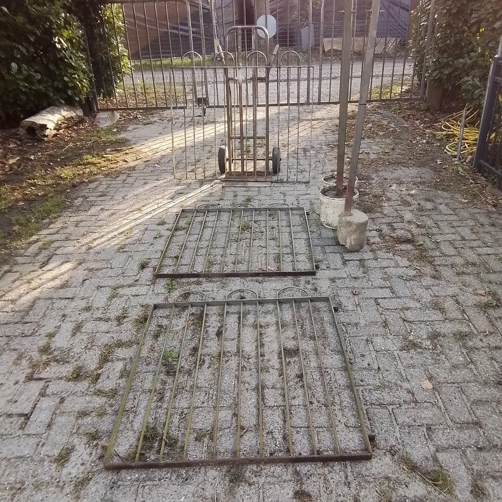 IJzeren hekwerk - 3 panelen met 3 palen (339 cm), Tuin en Terras, Ophalen, Gebruikt, IJzer, Sierhekwerk