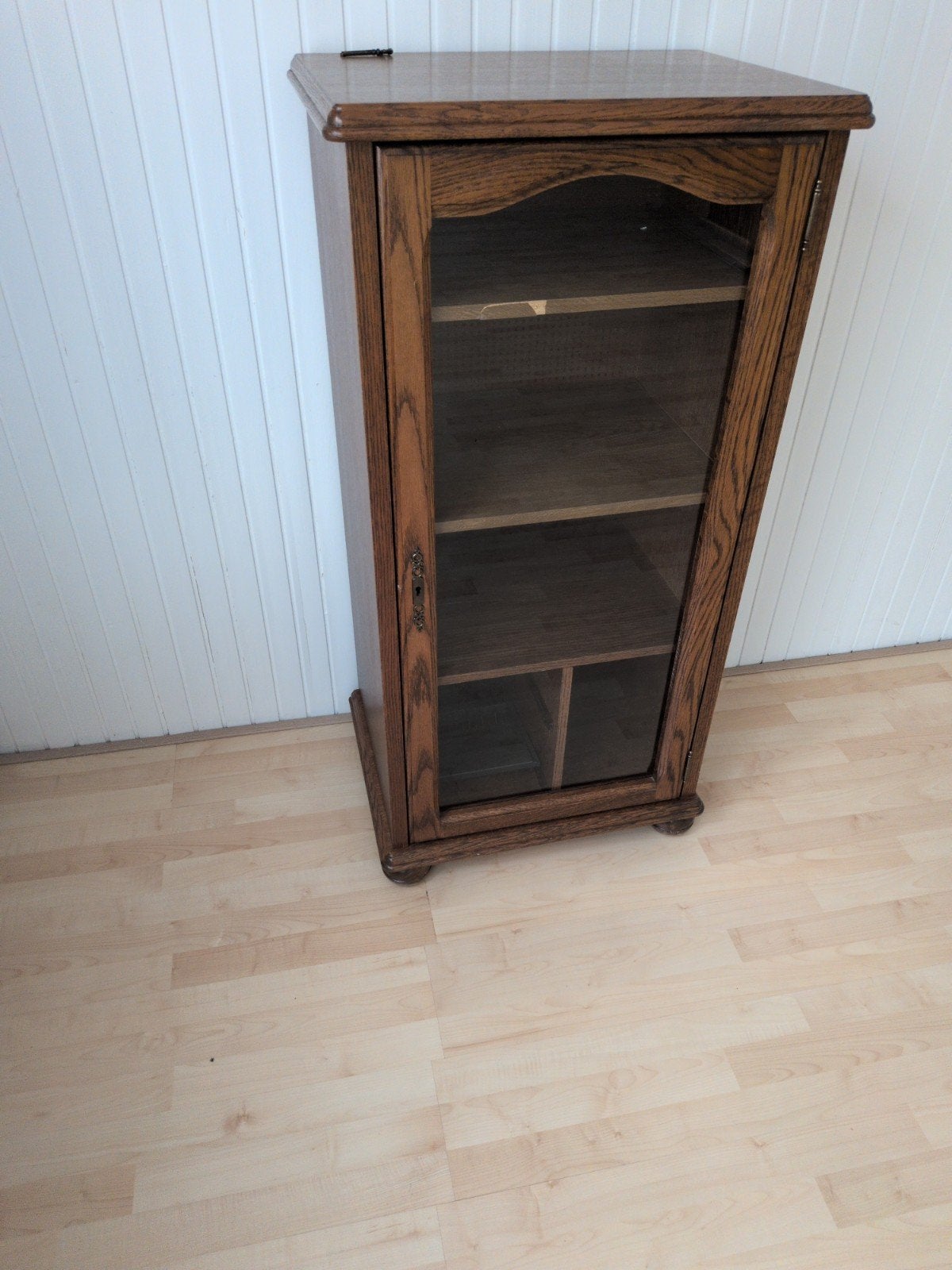 Vintage houten vitrinekast met glazen deur, Huis en Inrichting, Ophalen, Gebruikt
