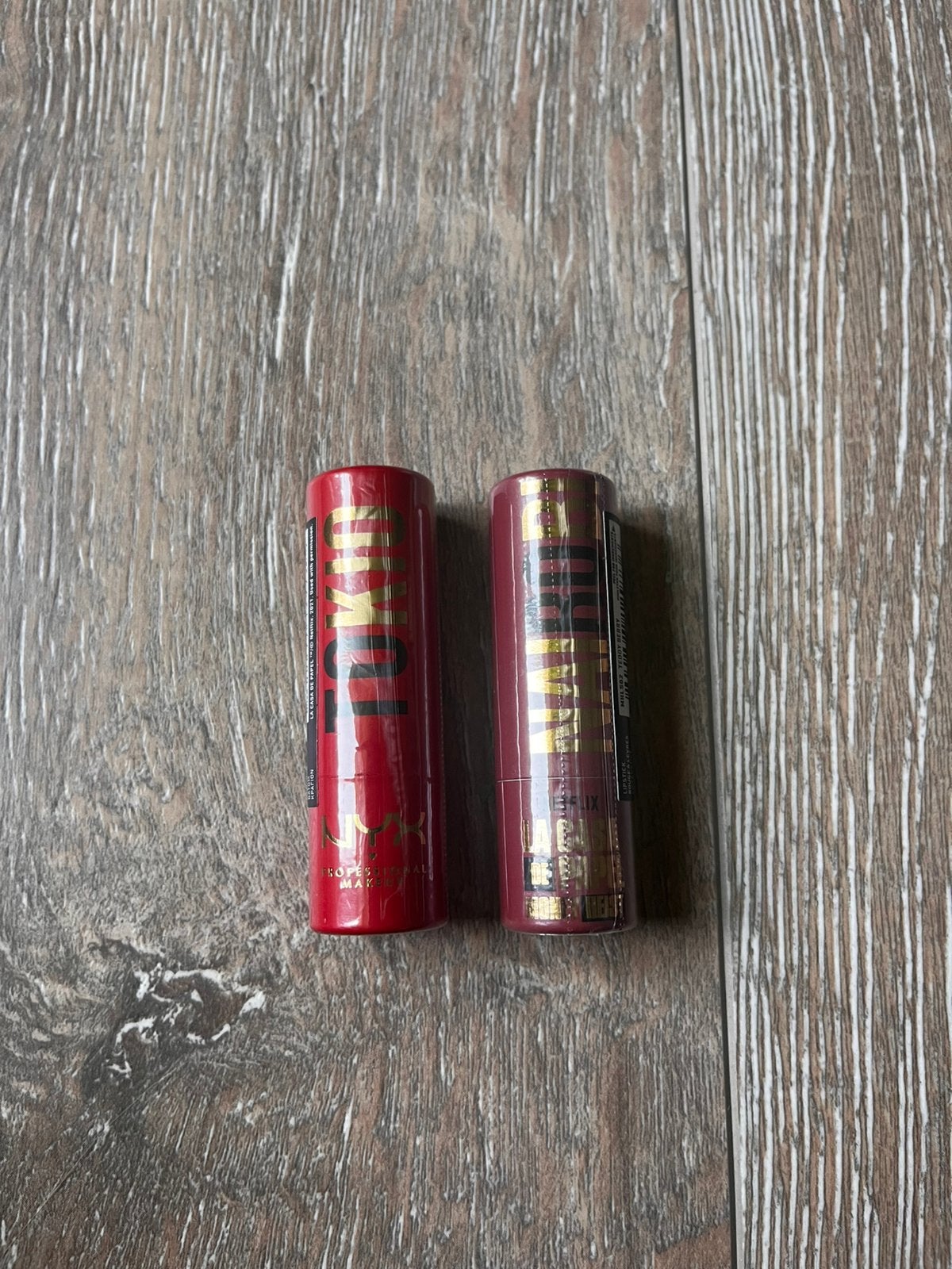 NYX x La Casa de Papel - Twee lippenstiften, Ophalen of Verzenden, Zo goed als nieuw, Handen en Nagels