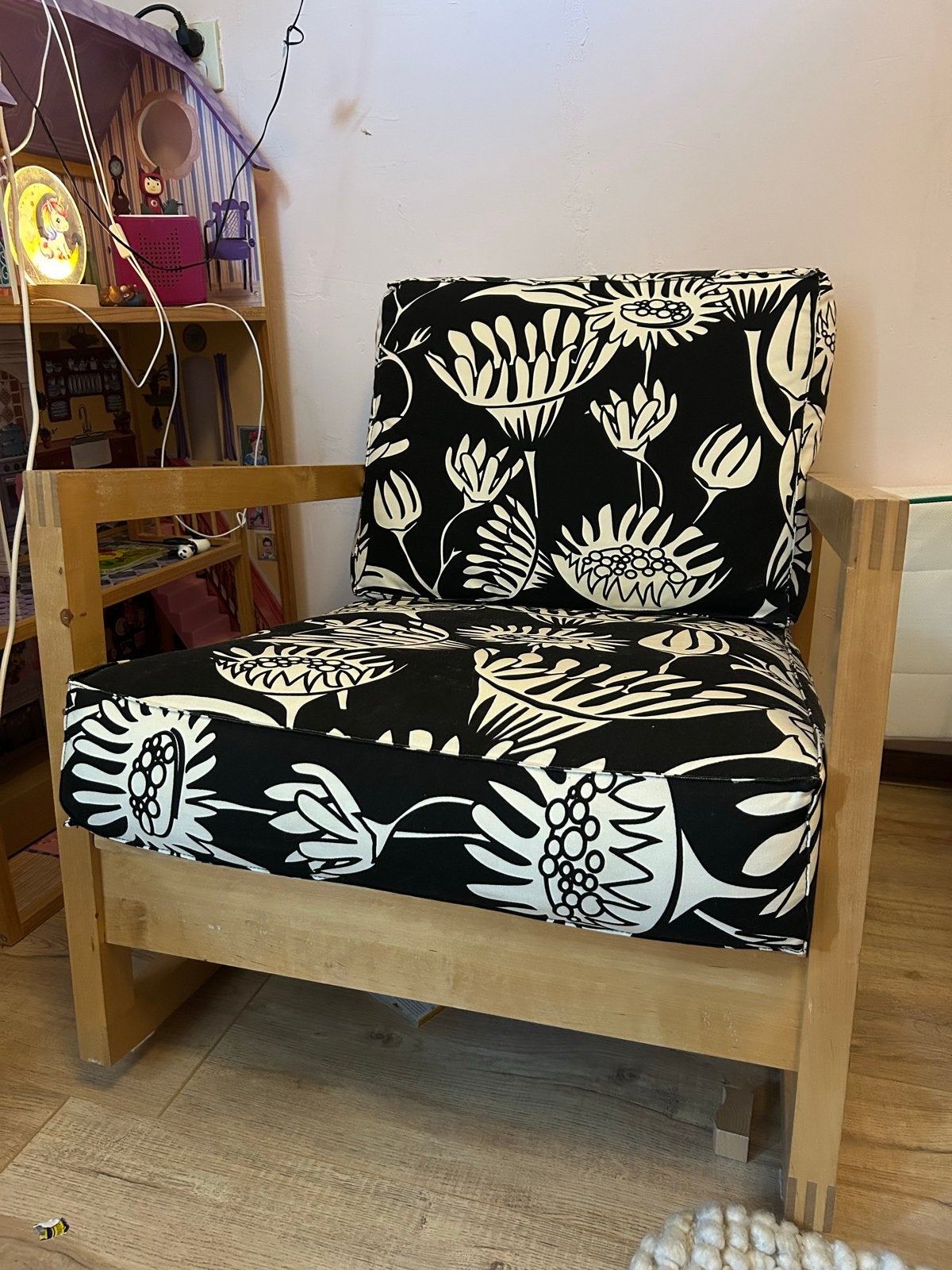 IKEA Lillberg schommelstoel met bloemenprint kussens, Huis en Inrichting, Fauteuils, Ophalen, Gebruikt, Hout, 75 tot 100 cm