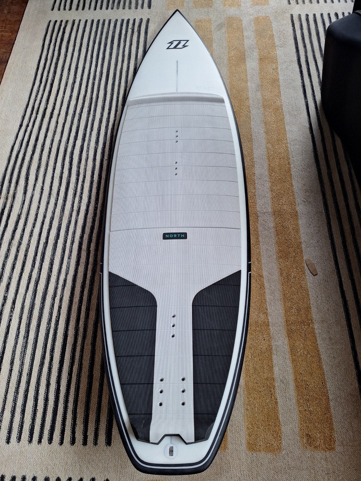 North Charge Directional 5'9 foot Kiteboard - Nieuw, Ophalen of Verzenden, Nieuw, Shortboard, Met vinnen