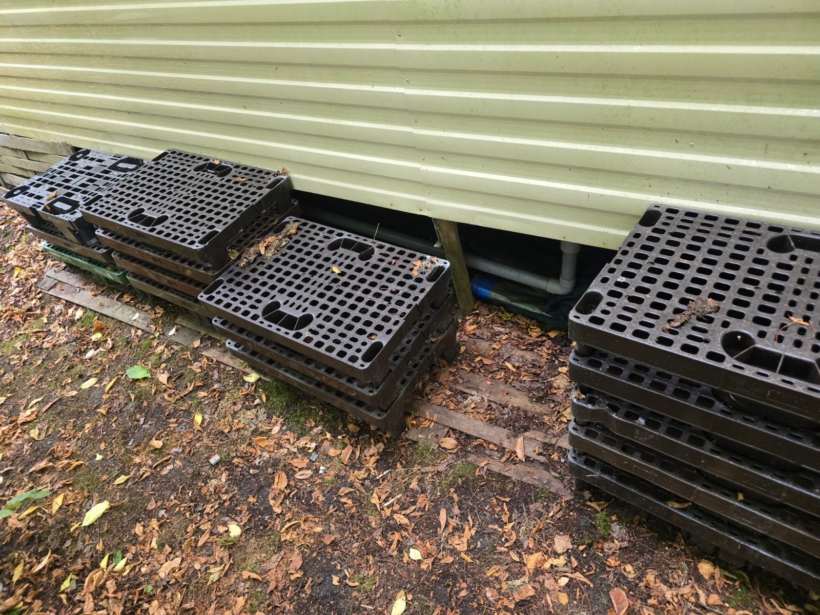 Zwarte kunststof tegels/pallets voor onder caravan/tent, Ophalen of Verzenden