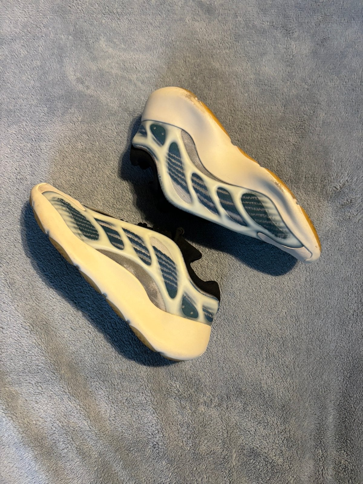 Yeezy 700 v3 kyanite, Ophalen of Verzenden, Zo goed als nieuw, Blauw