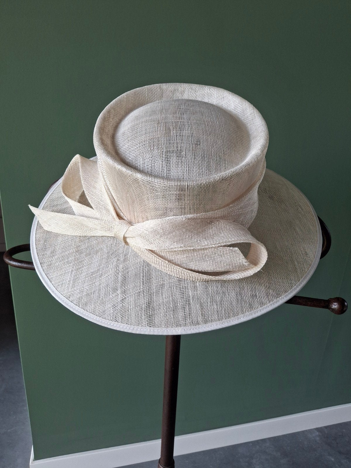 Elegante crèmekleurige hoed met strik, Hoed, One size fits all, Ophalen of Verzenden, Onbekend