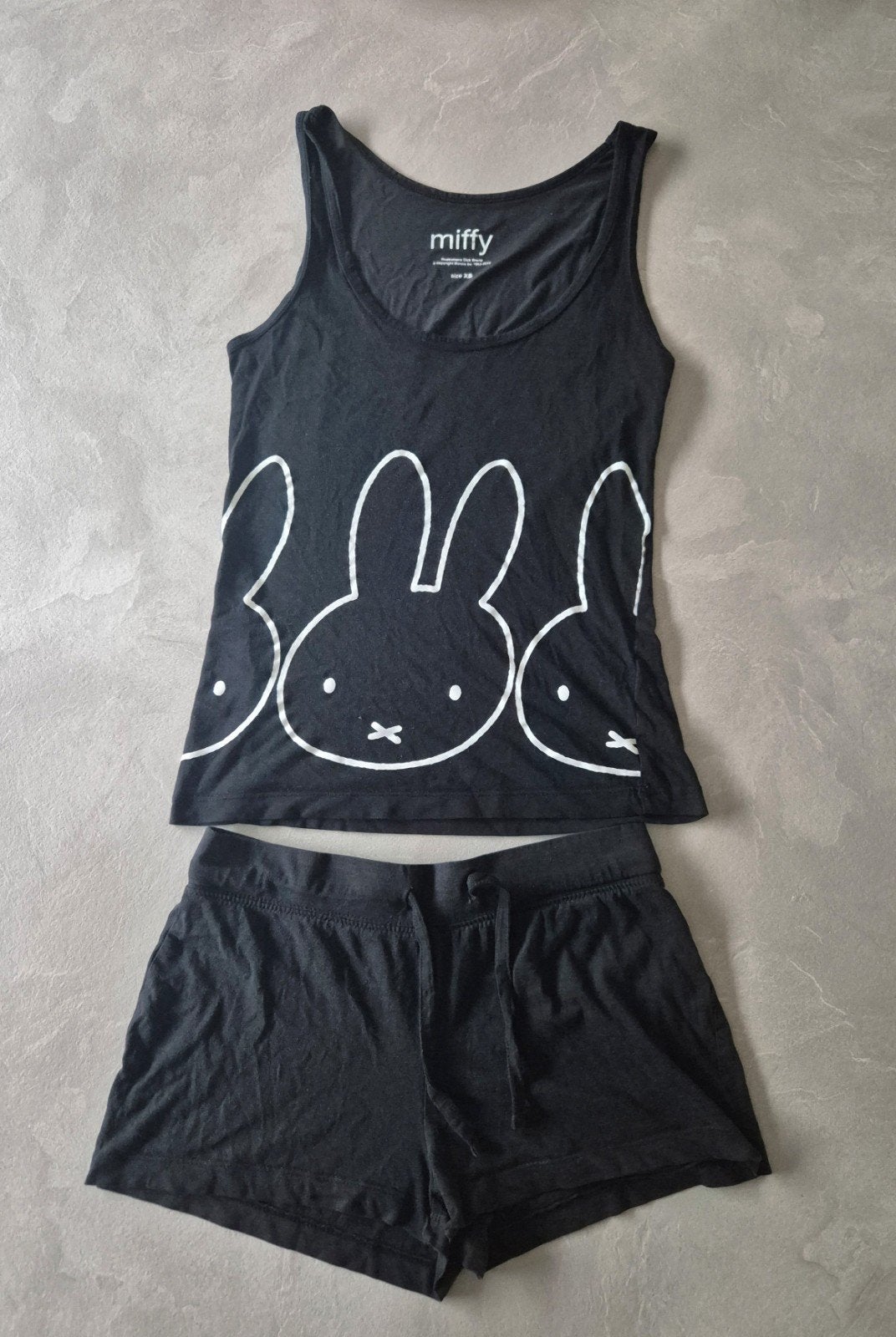 Miffy Nijntje pyjama set - topje en broekje mt xs

Leuke en, Ophalen of Verzenden, Zo goed als nieuw, Maat 34 (XS) of kleiner