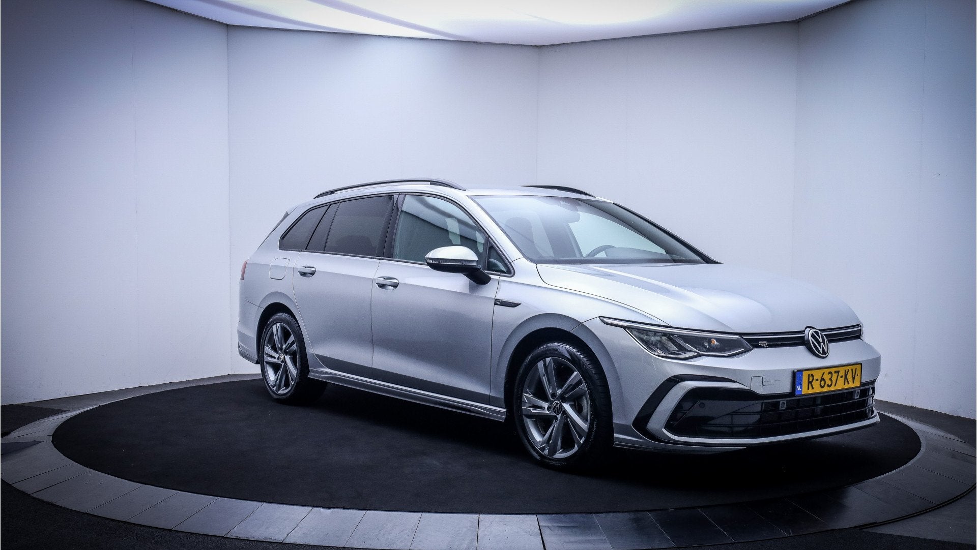 Volkswagen Golf Variant 1.5TSI R-Line FULL LED | CAMERA | AP, Dealer onderhouden, 4 cilinders, 1261 kg, Alcantara