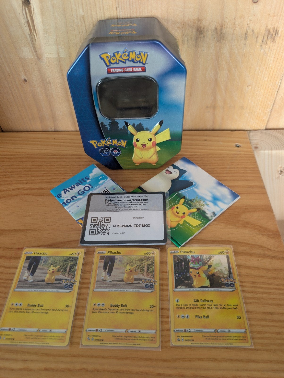 Pokémon Go Pikachu Tin met promo kaart en 10 redeem cards!, Ophalen of Verzenden, Zo goed als nieuw