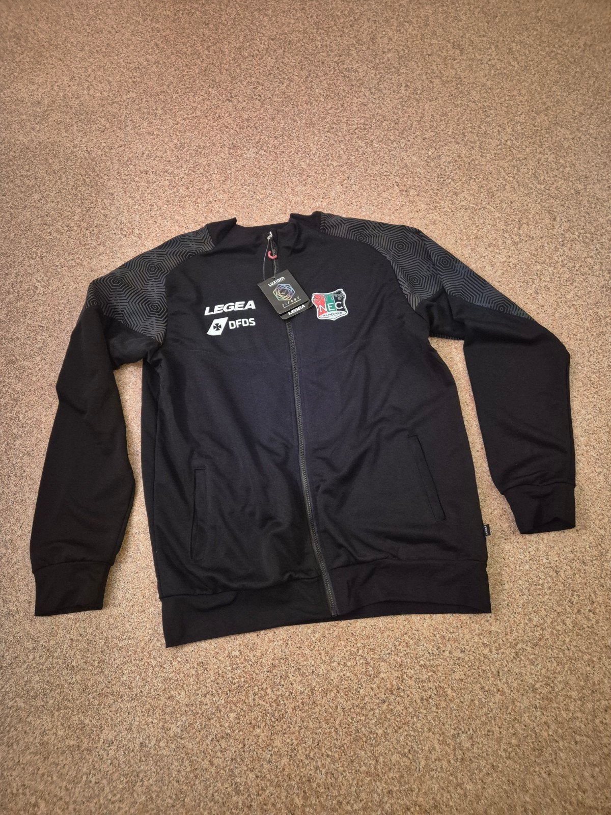 Nec Nijmegen trainings jack nieuw orgineel maat xxl, Ophalen of Verzenden, Nieuw, Buitenlandse clubs, Shirt