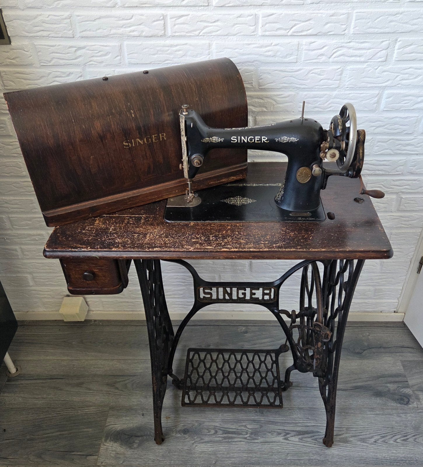 Antieke Singer Naaimachine met Onderstel en Houten Kap, Ophalen