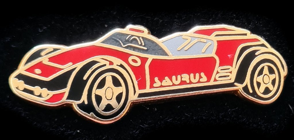 Nissan Saurus pin- rood, Verzenden, Nieuw, Transport, Speldje of Pin