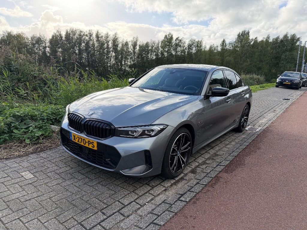 BMW 3 Serie Sedan 320e (2024, M-Sportpakket, trekhaak), Automaat, Achterwielaandrijving, Alcantara, Sedan