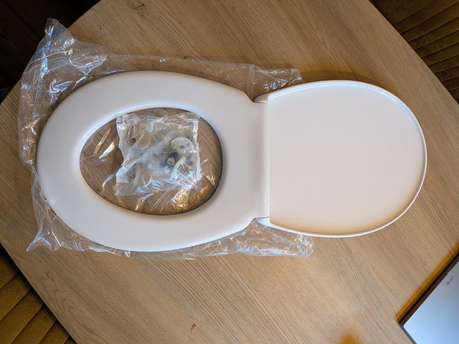 Nieuwe kunststof wc bril met bevestigingsmateriaal.
Afmeting, Doe-het-zelf en Verbouw, Ophalen, Nieuw