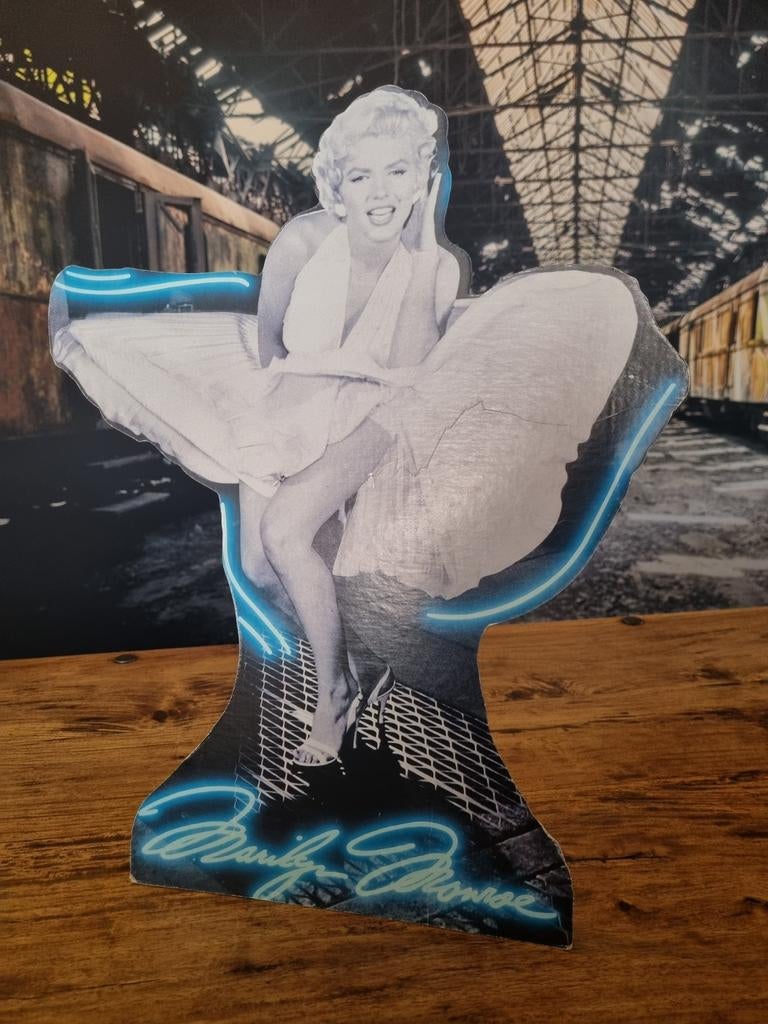 Marilyn Monroe kartonnen display met Neon Effect, Ophalen of Verzenden, Gebruikt, Pop, Beeldje of Miniatuur