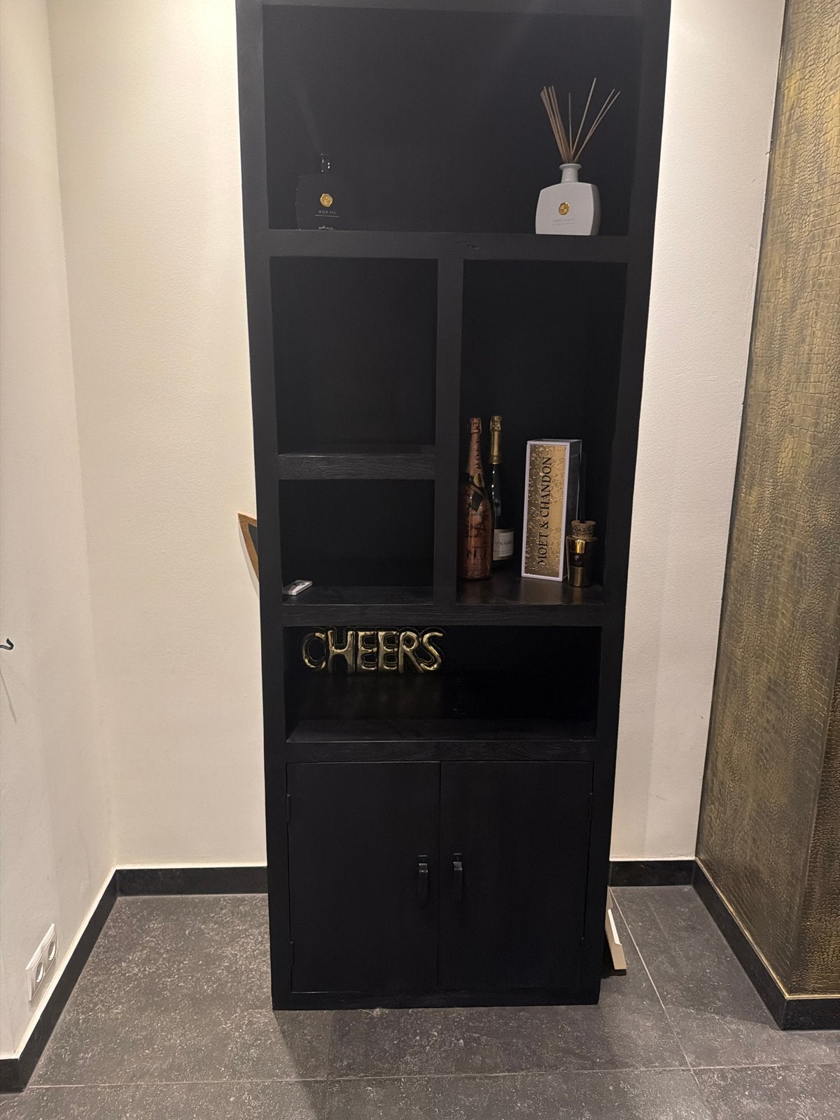 Zo goed als nieuwe Mango houten boekenkast (Eric Kuster stij, Met plank(en), 200 cm of meer, Zo goed als nieuw, 25 tot 50 cm