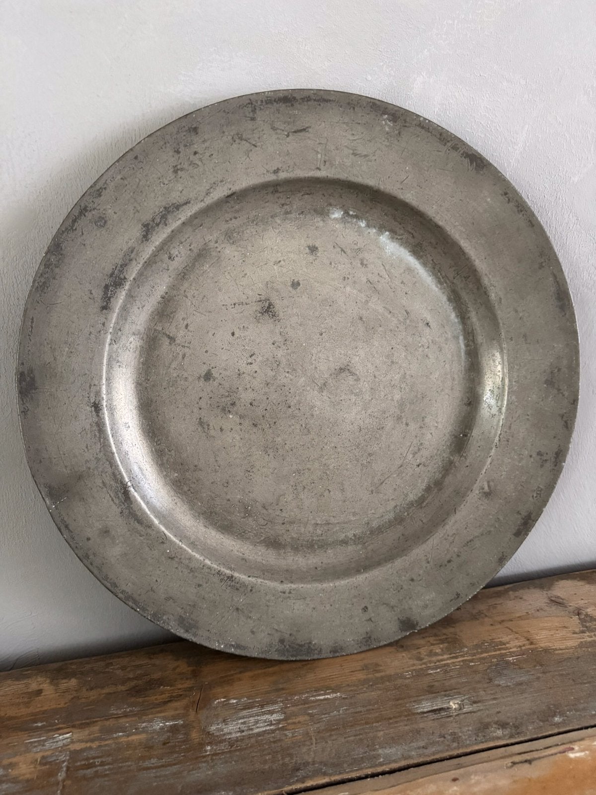 Enorm groot zwaar oudgeleefd tinnen bord prachtige patina, Ophalen of Verzenden
