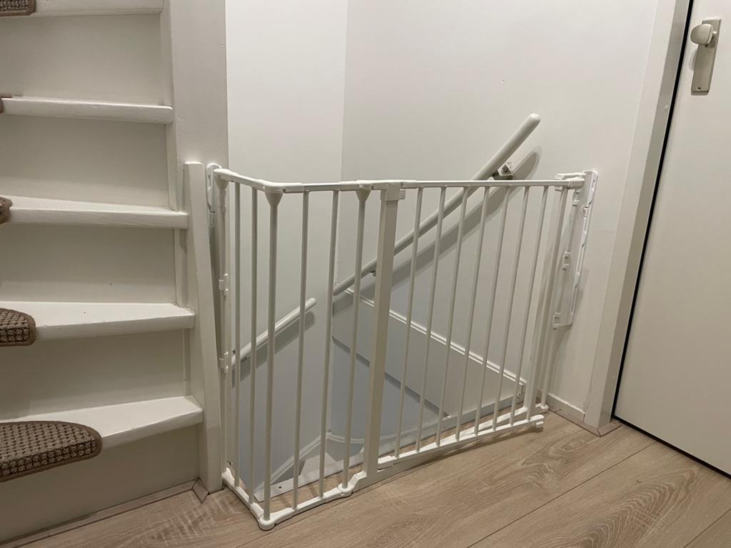 Wit metalen traphekje - Veiligheid voor kinderen, Kinderen en Baby's, Traphekjes, Ophalen, Zo goed als nieuw, Klemhekje, Metaal of IJzer
