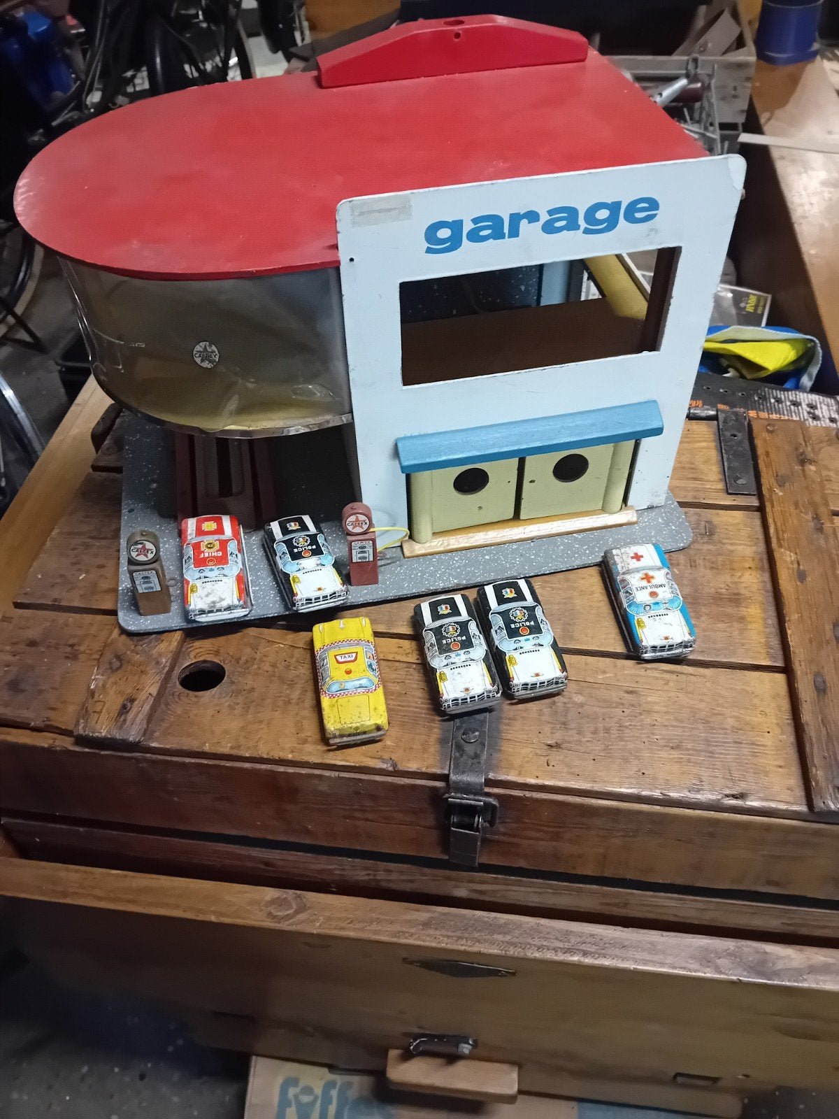 houten  garage/blikken autotjes, Ophalen of Verzenden