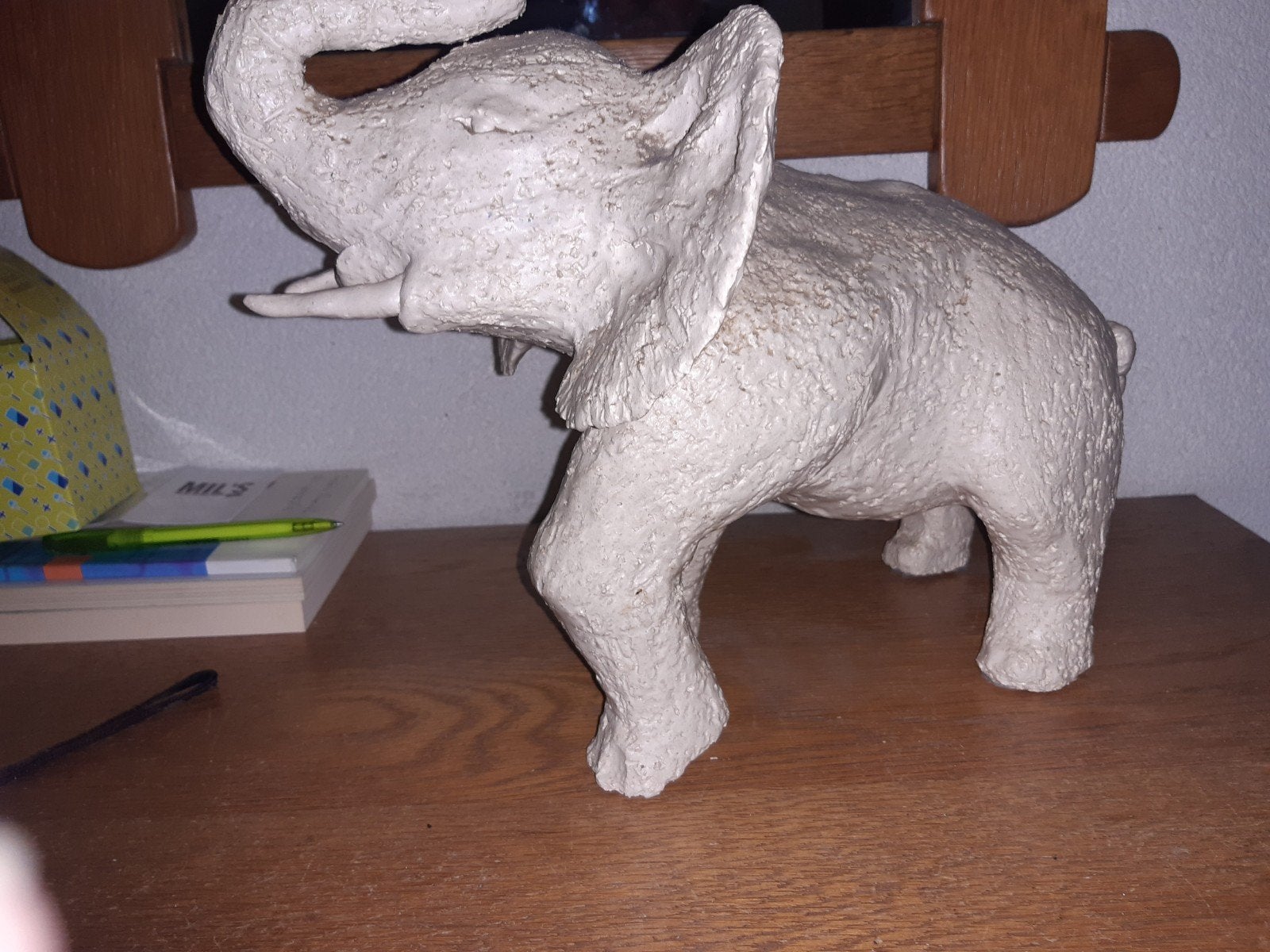Decoratieve olifant sculptuur van klei, Antiek en Kunst, Ophalen of Verzenden, 20 - 50 cm, Wit, Beeld