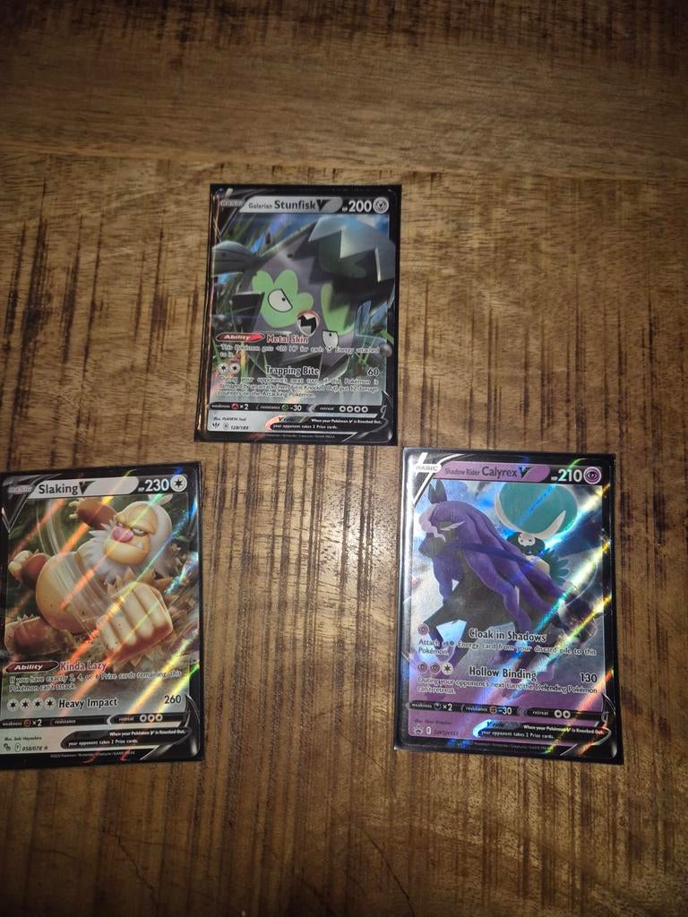 Pokémon kaarten: Galarian Stunfisk V, Slaking V, Calyrex V, Ophalen of Verzenden, Zo goed als nieuw, Meerdere kaarten, Foil