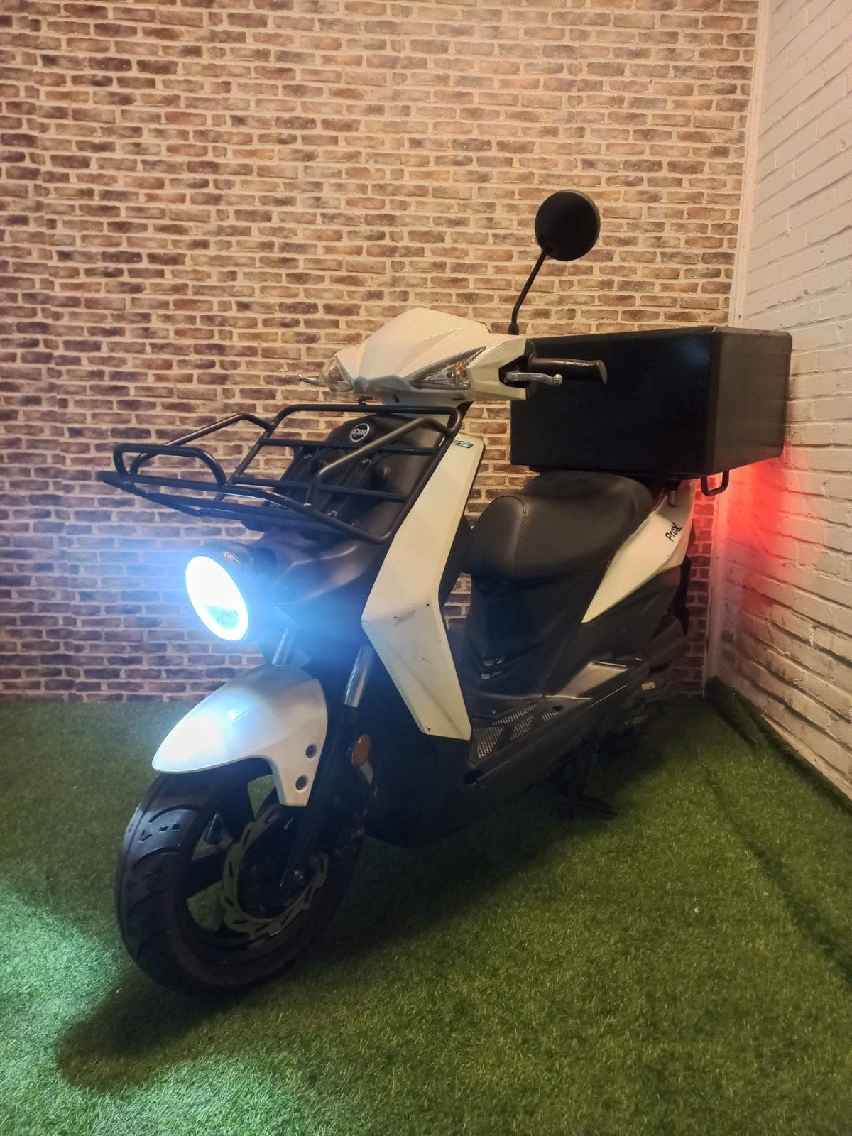 Zeer nette Sym X Pro E5 bezorgscooter 2021! incl box, Fietsen en Brommers, Gebruikt, Overige modellen, Ophalen of Verzenden, Benzine
