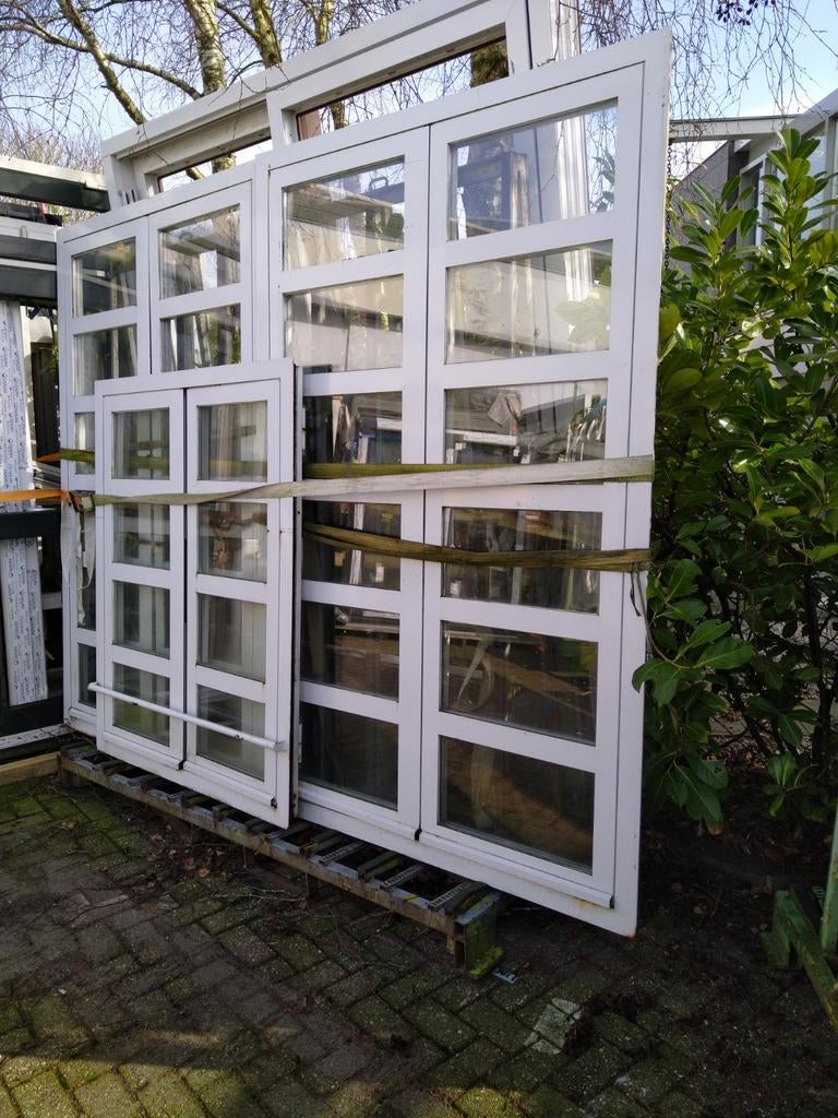 Stalen kozijn met naar binnen draaiende deuren