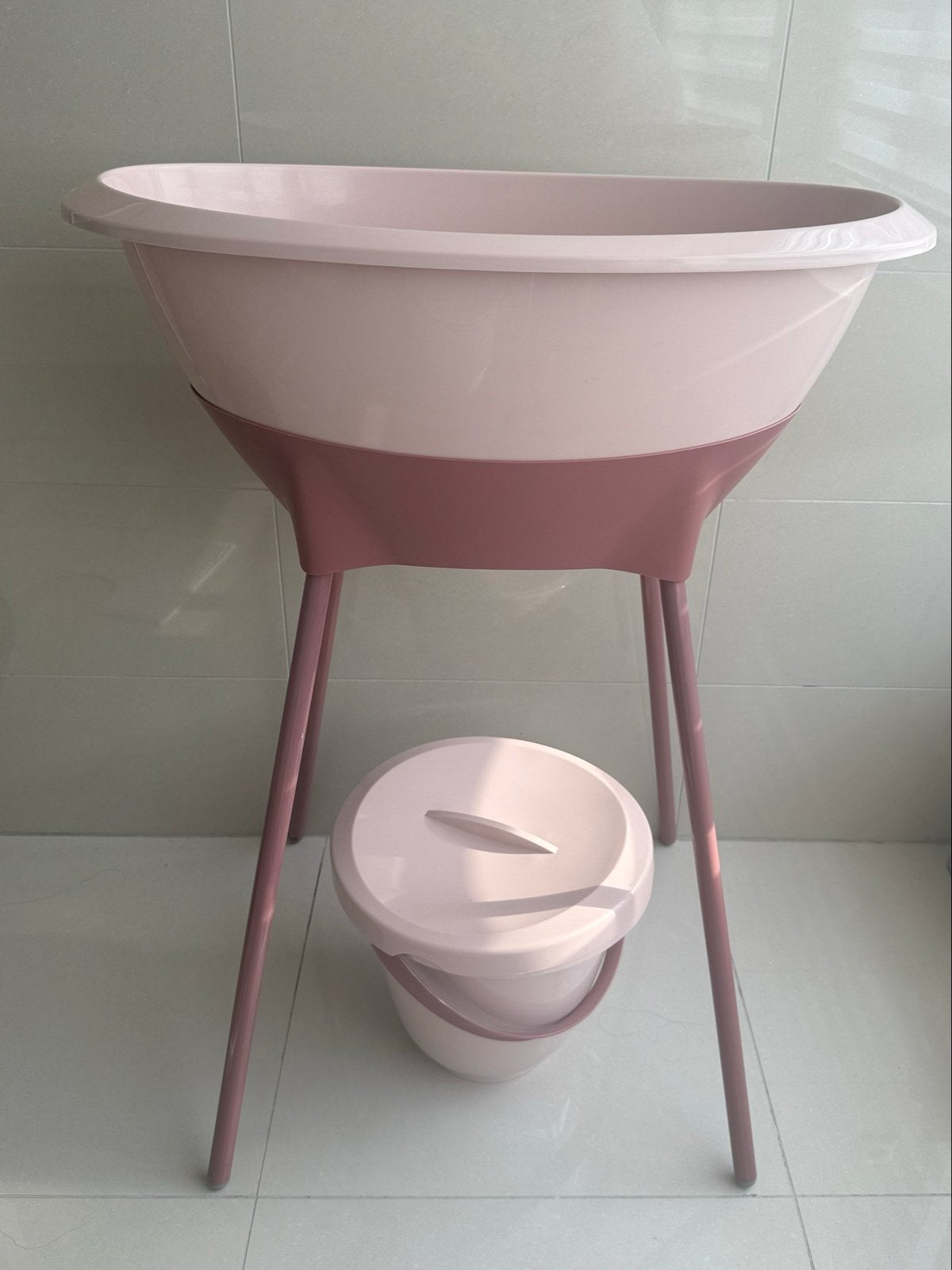 Luma Badje met standaard en badzitje - Roze, Ophalen, Zo goed als nieuw, Badje, Bébé-jou