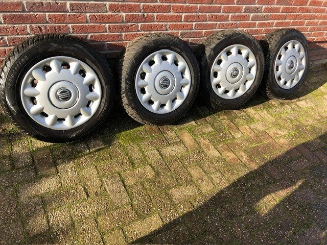 Te koop stalen Volvo velgen met wieldoppen en winterbanden, Gebruikt, 15 inch, Velg(en), Personenwagen