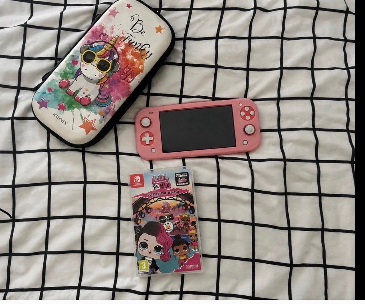 Nintendo Switch Lite Roze met LOL Remix game en hoes, N, Met beschermhoes of tas, Ophalen of Verzenden, Zo goed als nieuw