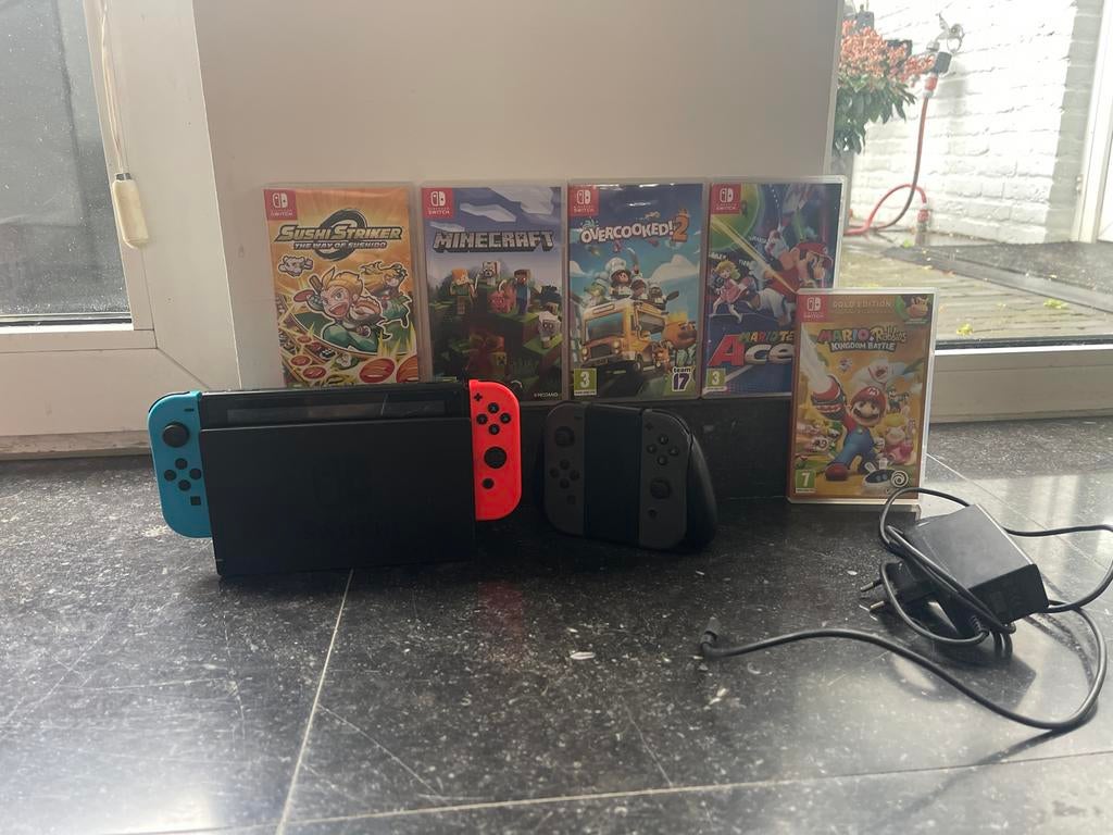 Nintendo switch met Minecraft, Overcooked, hoesje + 4.cont, Ophalen of Verzenden, Zo goed als nieuw