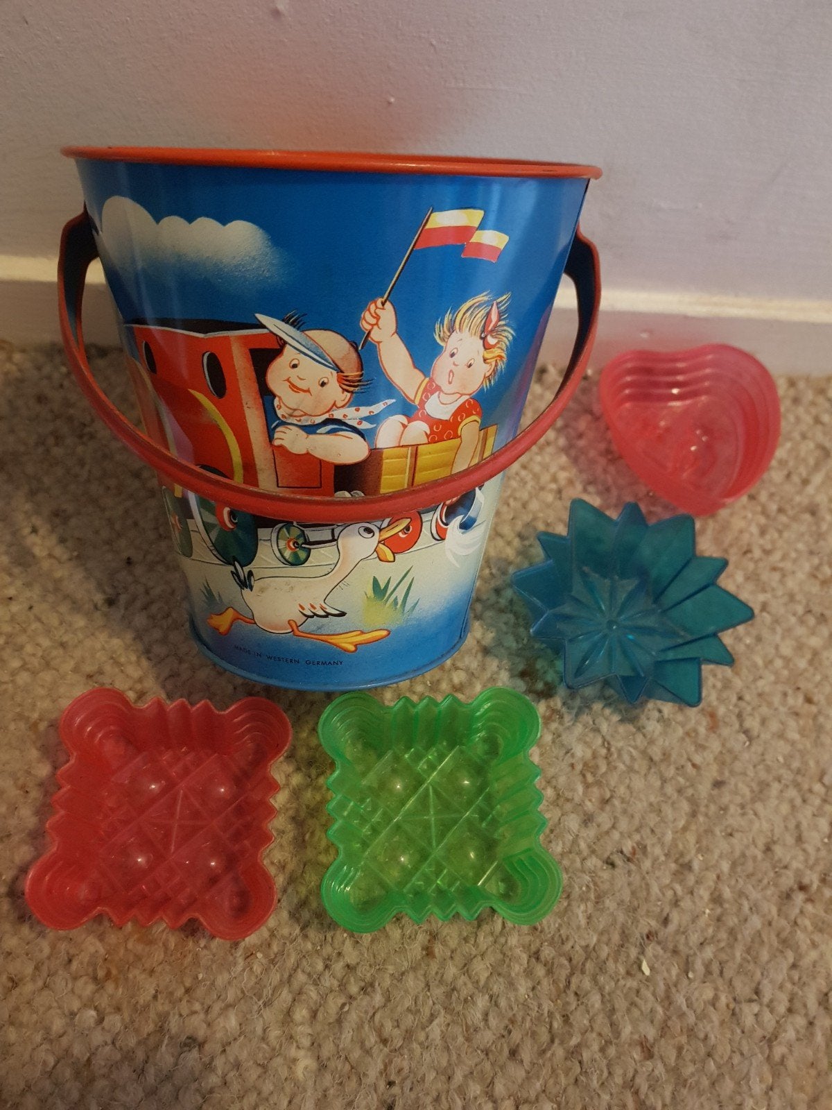 Metalen emmertje met 4 plastic vormpjes., Ophalen