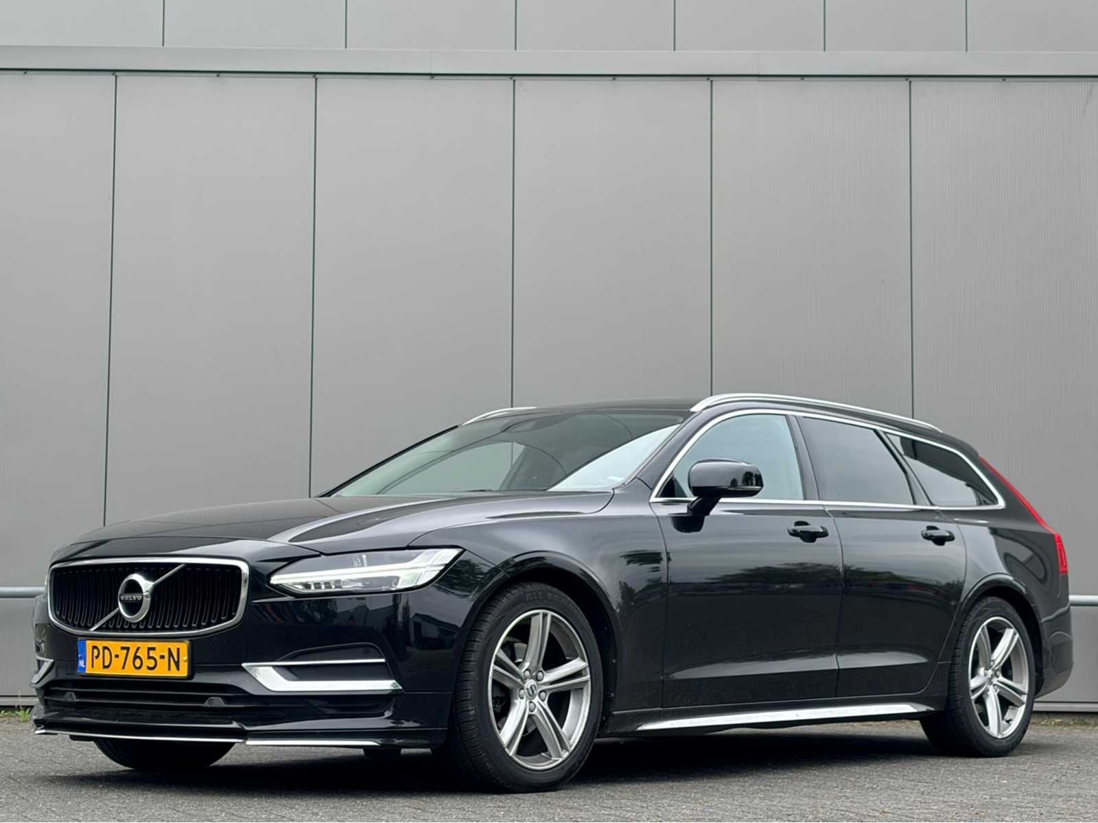 2017 Volvo V90 2.0 D3 automaat Momentum Personenauto, Auto's, Euro 6, 4 cilinders, Zwart, Origineel Nederlands